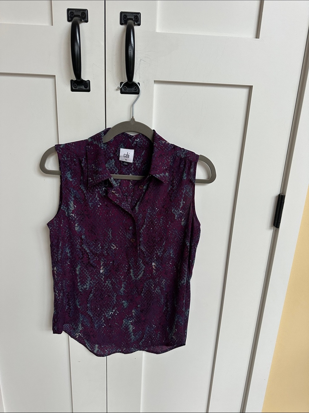CAbi Sleeveless Collared Top in Plum Snake Print Sizs XS